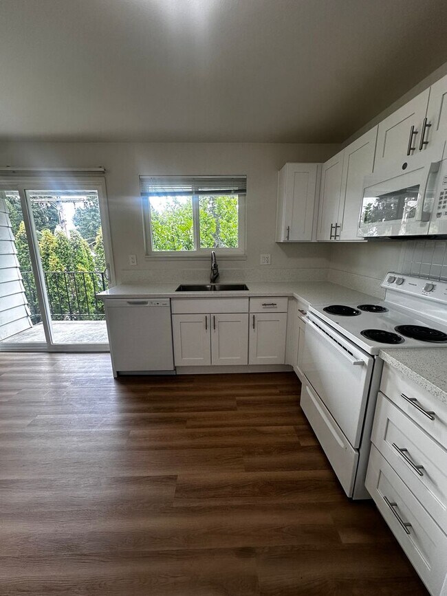 Building Photo - Spacious 3-Bedroom Apartment with Limited-...