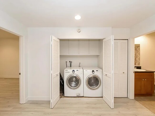 Building Photo - 431 S Kingsley Dr