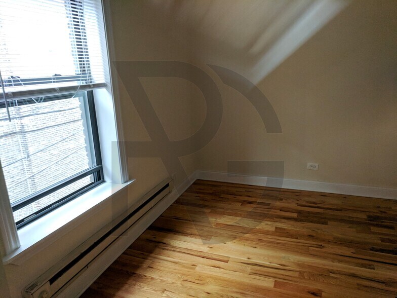 Building Photo - 630 W Cornelia Ave