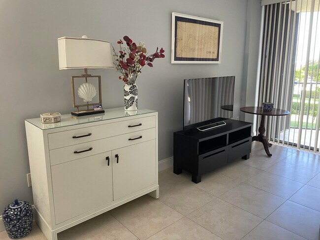 Building Photo - 899 Jeffery St