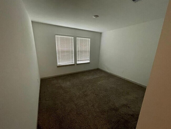Building Photo - 7015 Sunbreeze Ln