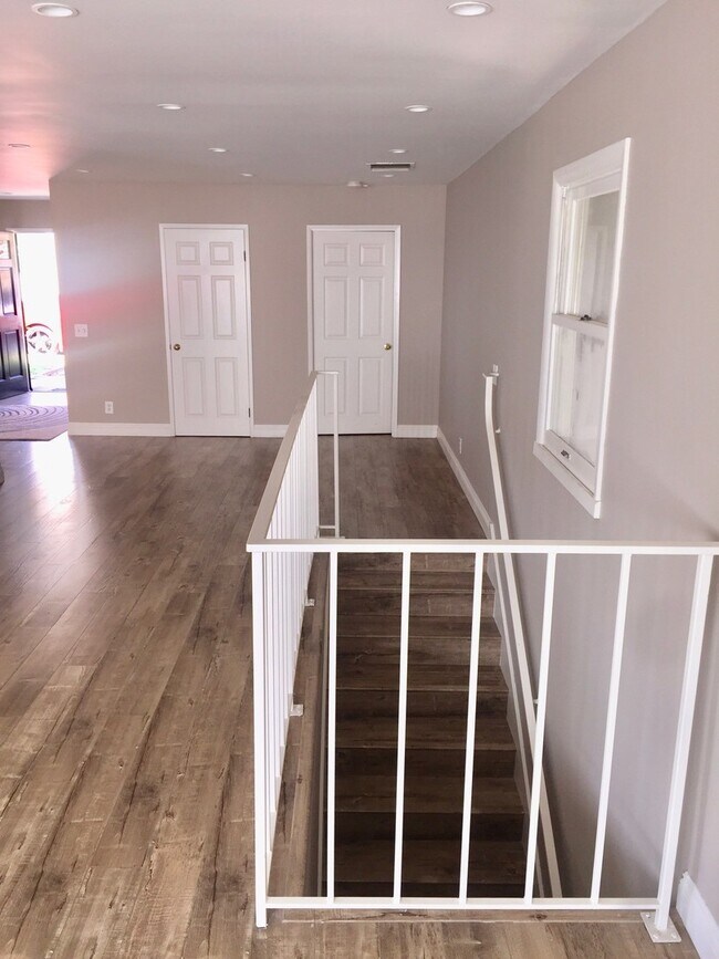 Building Photo - Glendale Hills traditional with fabulous views