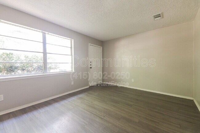 Building Photo - 4850 Bedford Dr