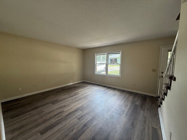 Building Photo - Coming Soon! Brick town home End unit! UPDATED! Freshly Painted/ New Flooring/Granite Counter Top...