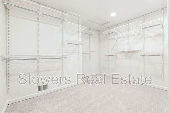 Building Photo - 1121 Douglas Ct