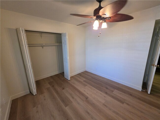Building Photo - 1800 Club House Dr
