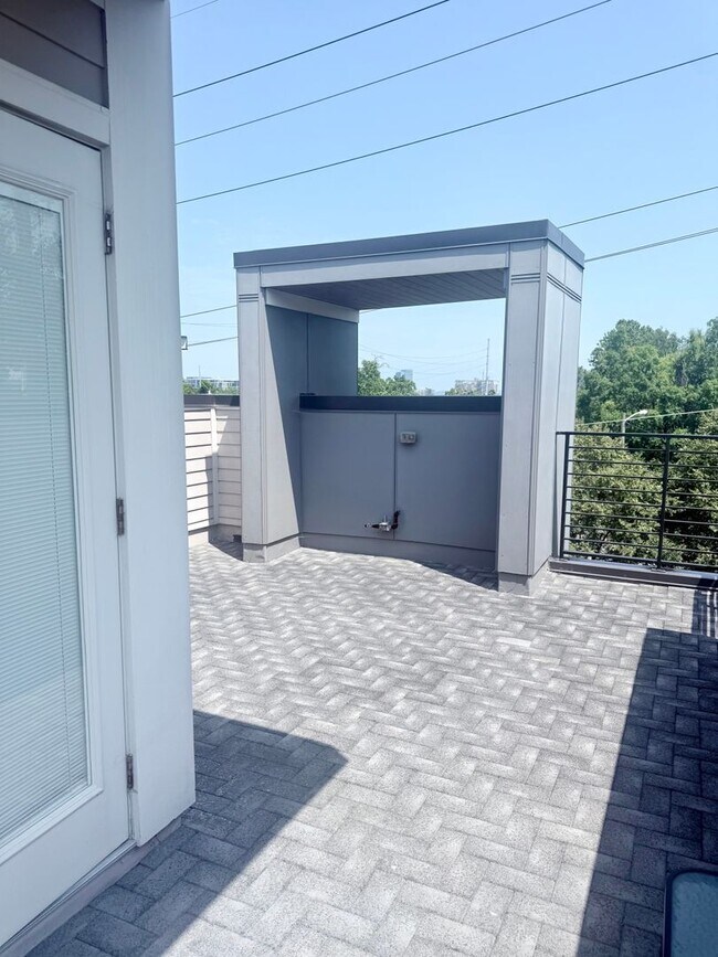 Building Photo - 3 bedroom/3.5 baths/ 12th S