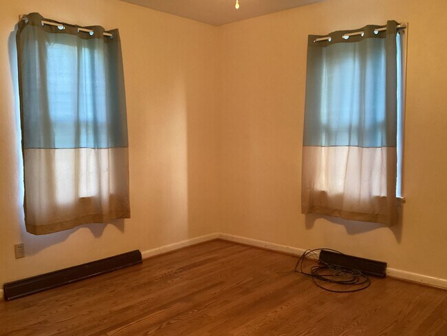 Building Photo - Roomy Updated Home in Established Neighbor...