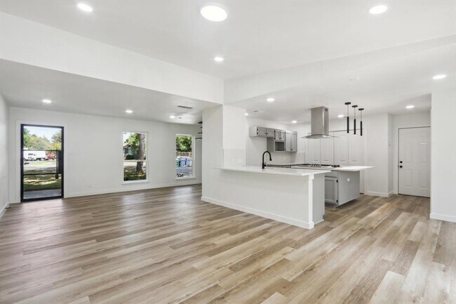 Building Photo - 9807 Kendal Dr