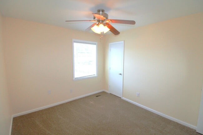 Building Photo - Renovated 2 bedroom Townhome in Belmont!