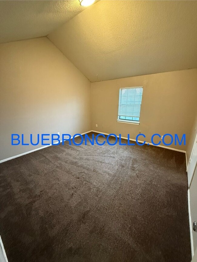 Building Photo - Spacious unit with granite counter tops and stainless steel appliances