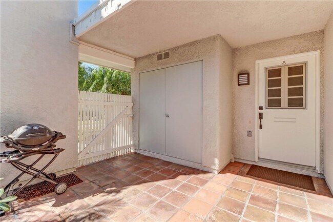 Building Photo - 2156 Via Mariposa E