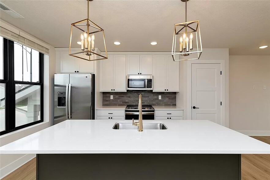 Building Photo - 2833 SW Prairie Trail Pky