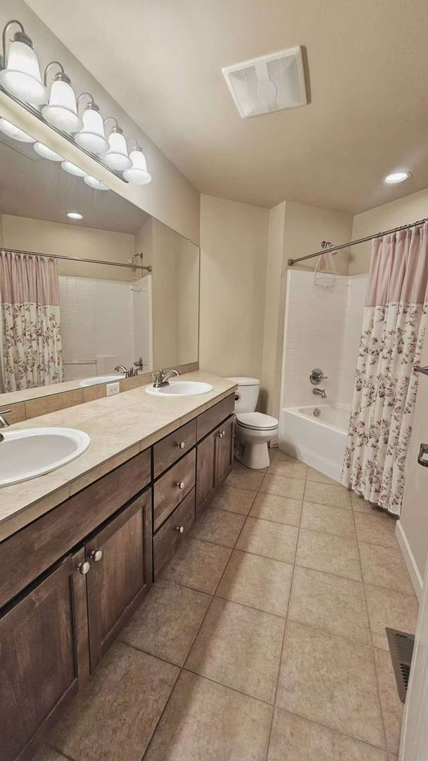 Building Photo - Beautiful 5 Bed 3.5 Bath Home in Redmond R...