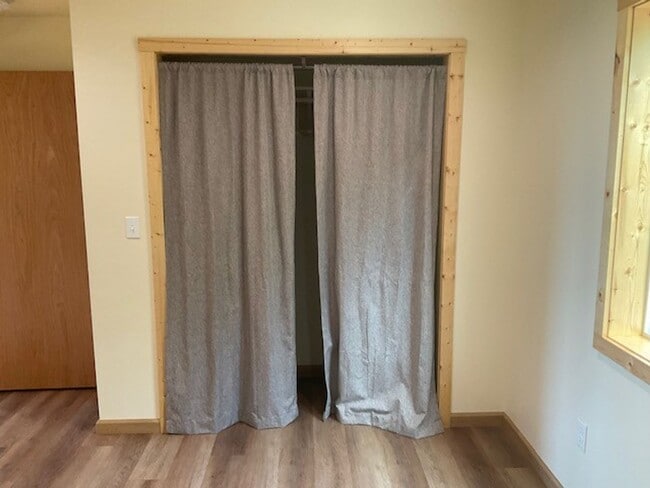 Building Photo - Stunning 2 bed/1 bath Ground Floor with ut...