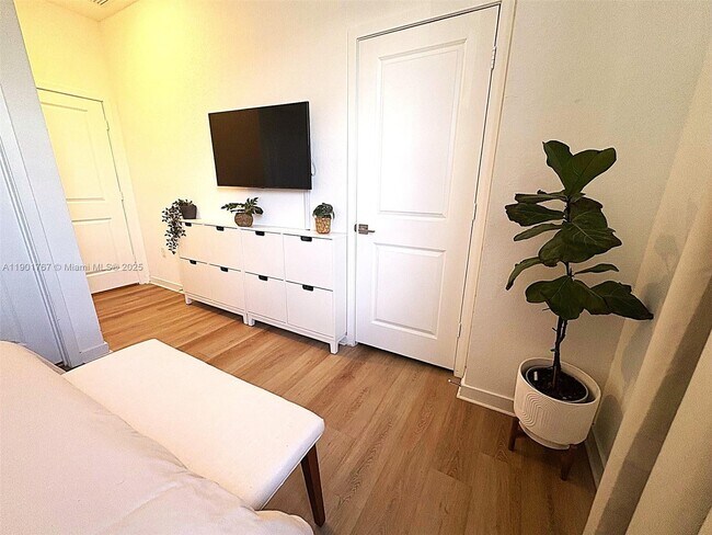 Building Photo - 476 NE 5th St