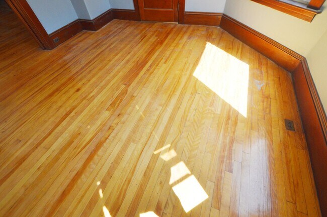 Building Photo - 53 Forest St