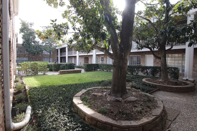 Building Photo - 2101 Fountain View Dr