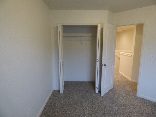 Building Photo - 3 Bed 2.5 Bath townhome off Liberty Rd!