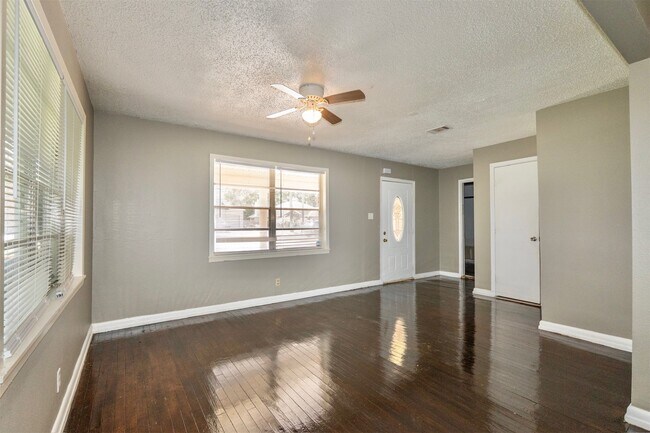 Building Photo - 2109 Jeridona St