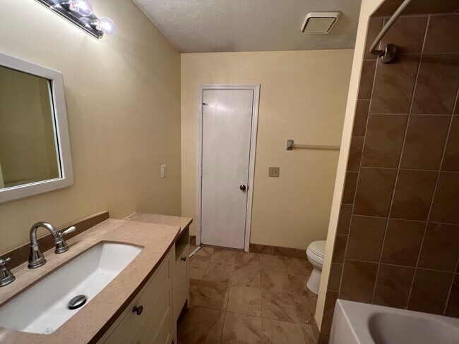 Building Photo - 1925 SE Cheltenham St