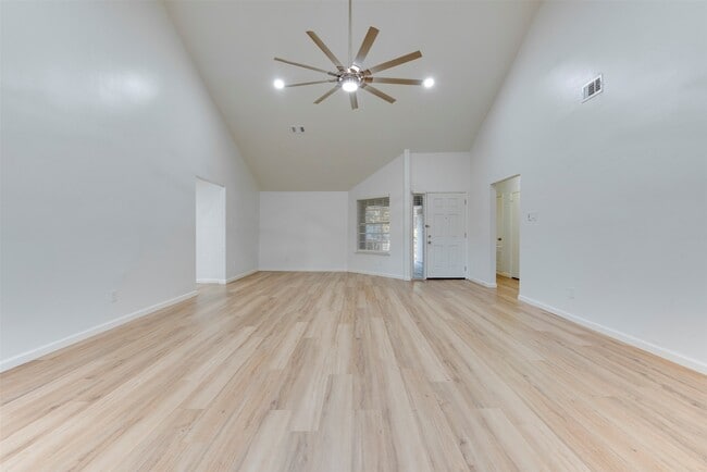 Building Photo - 15914 Barbarossa Dr