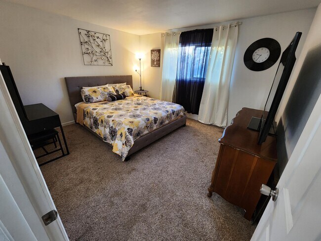 Building Photo - 605 Raemar Dr