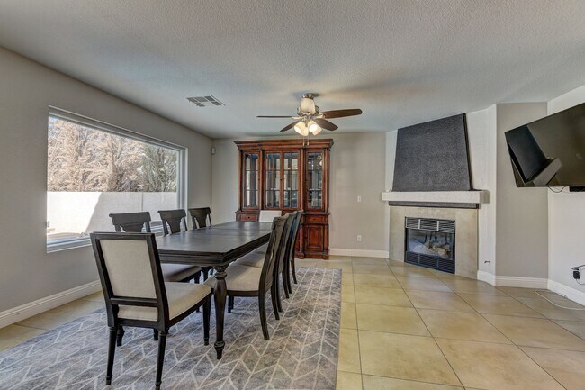Building Photo - Beautiful remodeled home with pool!