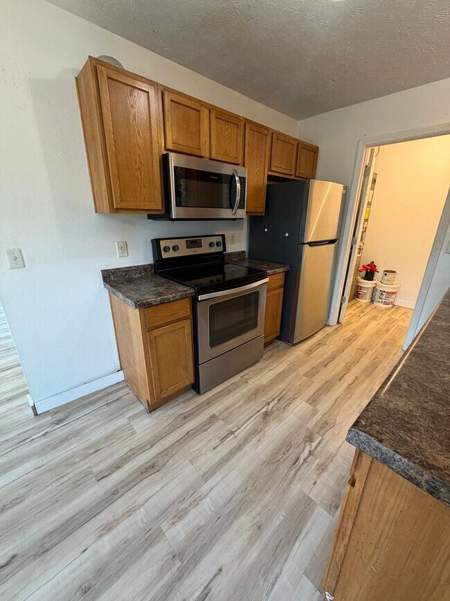 Building Photo - 3 Bedroom | 2 Bathroom | 1,100 square feet | Merriam Woods MO!