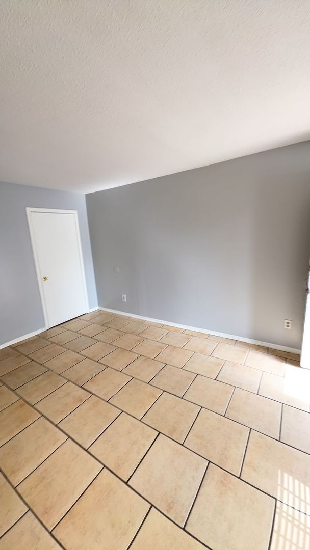 Building Photo - Spacious 3BR/2BA Duplex with Large Backyard – Memphis