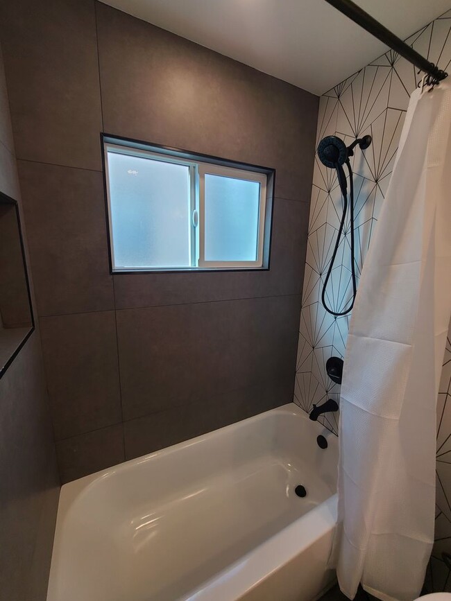 Building Photo - Fully furnished 1 bed 1 bath in Mission Beach.