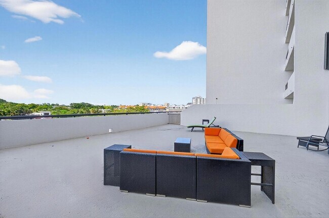 Building Photo - 2555 Collins Ave