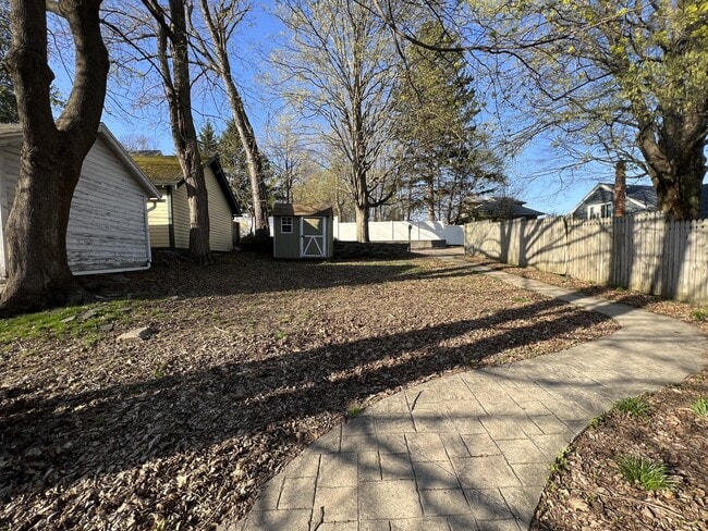 Building Photo - 519 School St