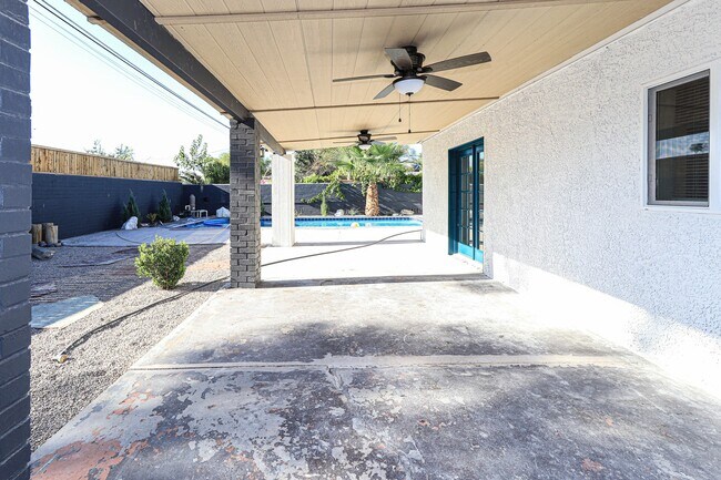 Building Photo - Single Story, Private Pool near the Art District