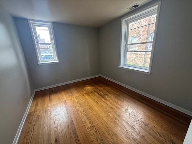Building Photo - 4811 W Warwick Ave