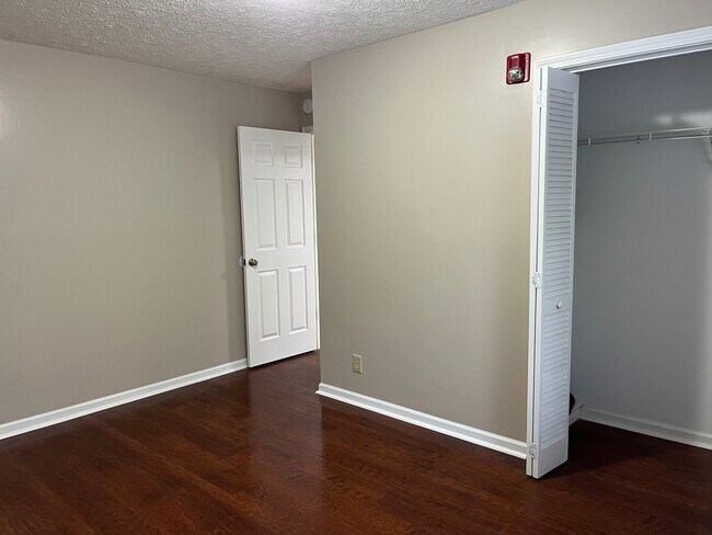 Building Photo - 480 E Red Bud Rd