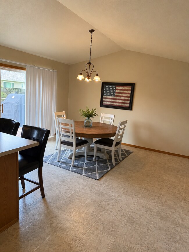 Building Photo - 4BR/2ba Tri-Level Home in Private West Side Neighborhood Near Sherman School