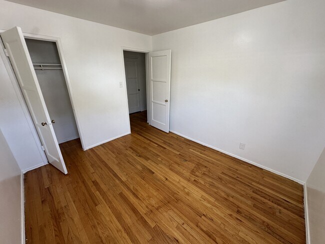 Building Photo - 2471 Silver Lake Blvd