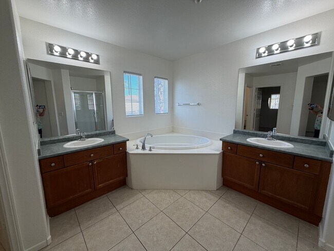 Building Photo - Discover a refreshed 4-bedroom, 2.5-bath home in Las Vegas 89149