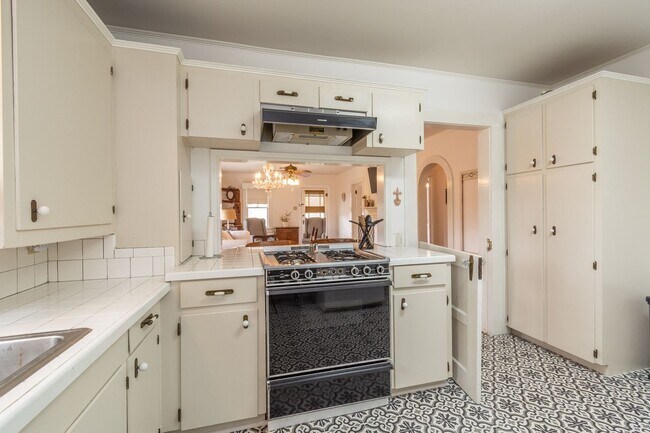 Building Photo - 208 Ella St