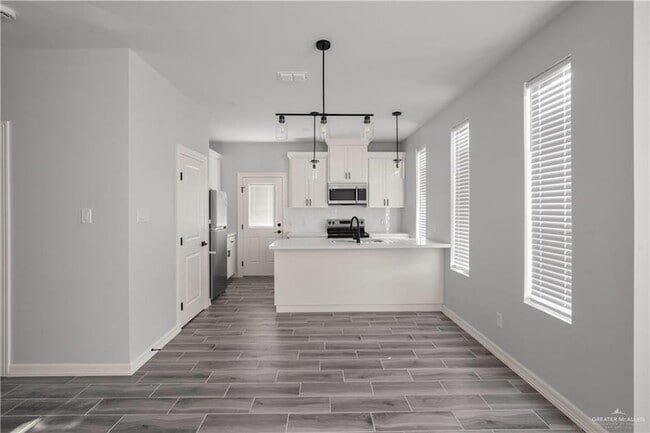 Building Photo - 408 N Onyx Ave