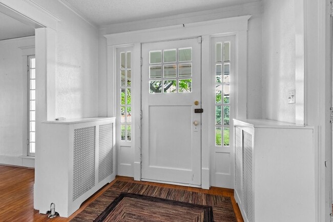 Building Photo - Unique, Charming and Spacious Fayetteville Home!