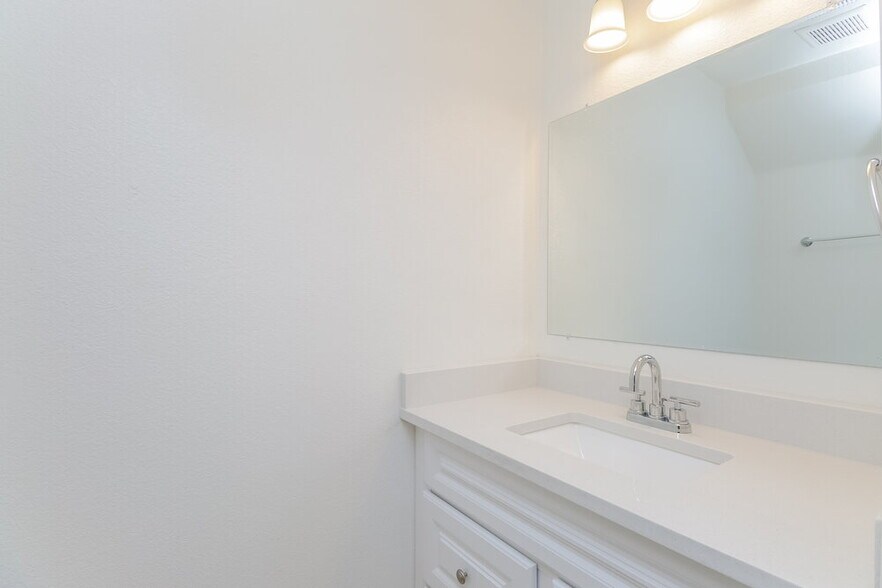 Building Photo - 1012 N Blackstone Dr