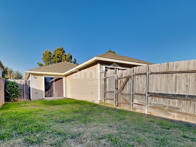 Building Photo - 6905 Planters Row Dr