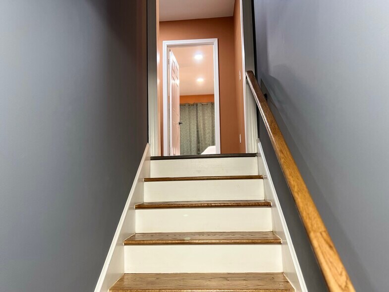 Building Photo - 120 Westbury Ct