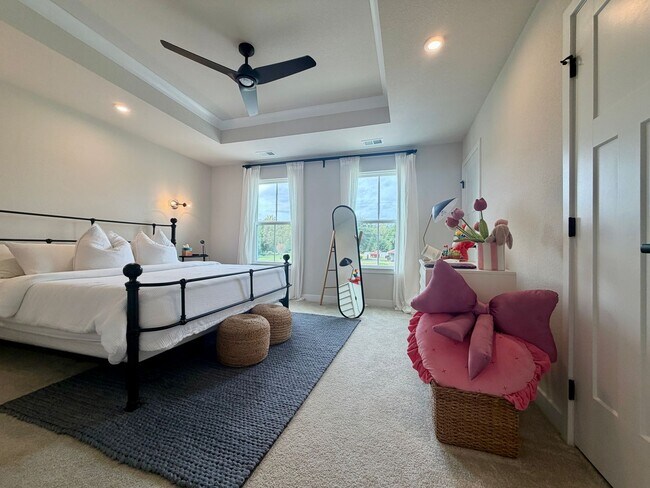 Building Photo - Stunning Townhome in the Heart of Chesapeake