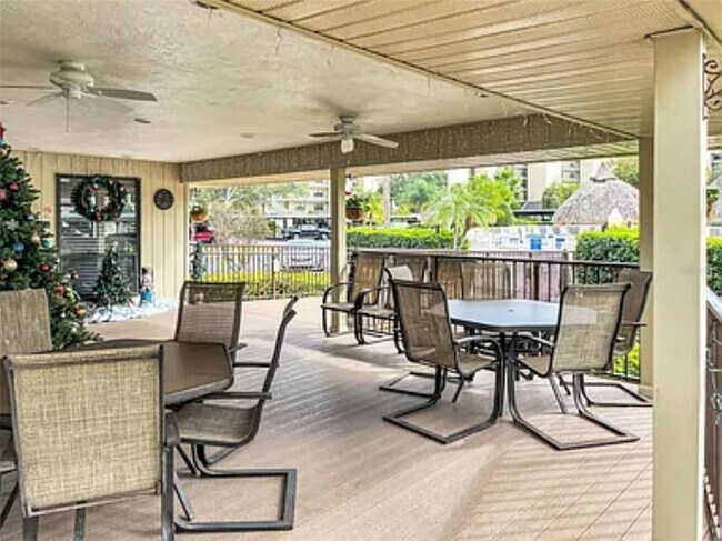 Building Photo - 2800 Cove Cay Dr