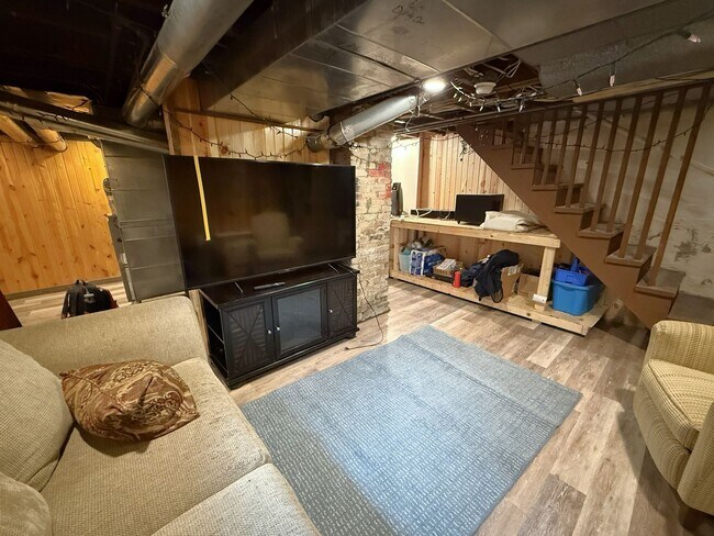 Building Photo - 1329 Milton St