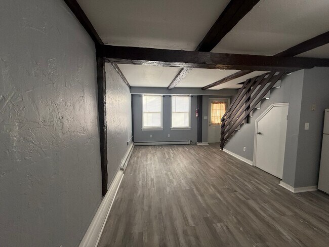 Building Photo - 2 Bedroom 1 Bathroom Townhome