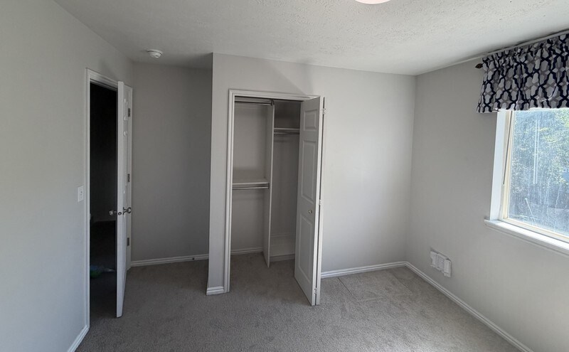 Building Photo - 704 Country Club Dr